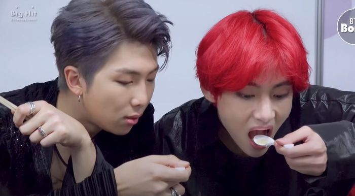 Rapmon dan V berbagi makanan dan menikmatinya bersama.
