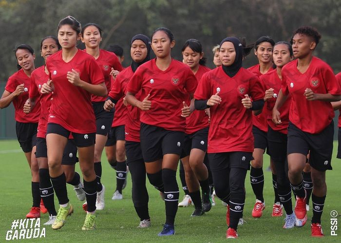 Timnas wanita Indonesia saat menggelar latihan dalam keikutsertaannya di Piala Asia Wanita 2022.