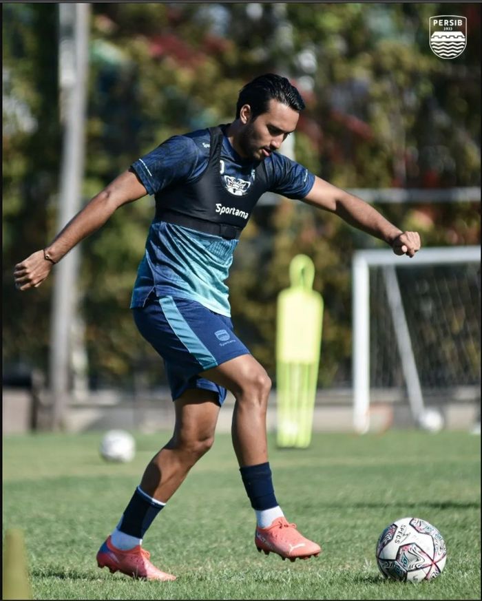 Ezra Walian sedang melakukan latihan bersama Persib Bandung, Selasa (25/1/2022).