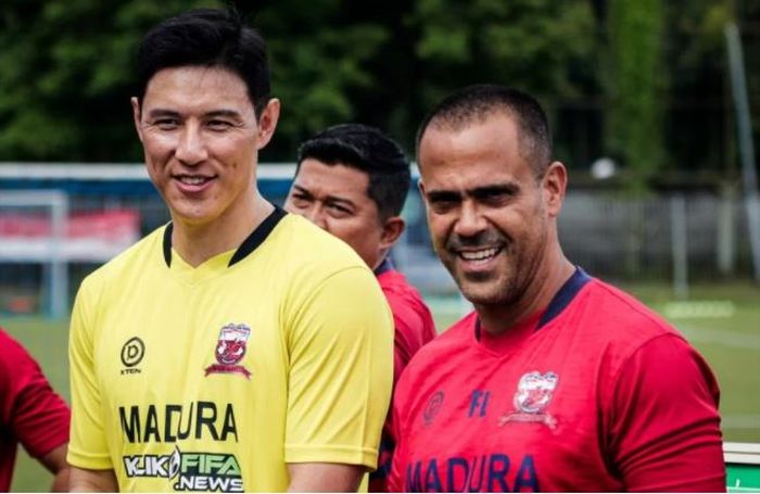 Kiper anyar Madura United, Hong Jeong-nam (kiri) bersama pelatih Fabio Lefundes 