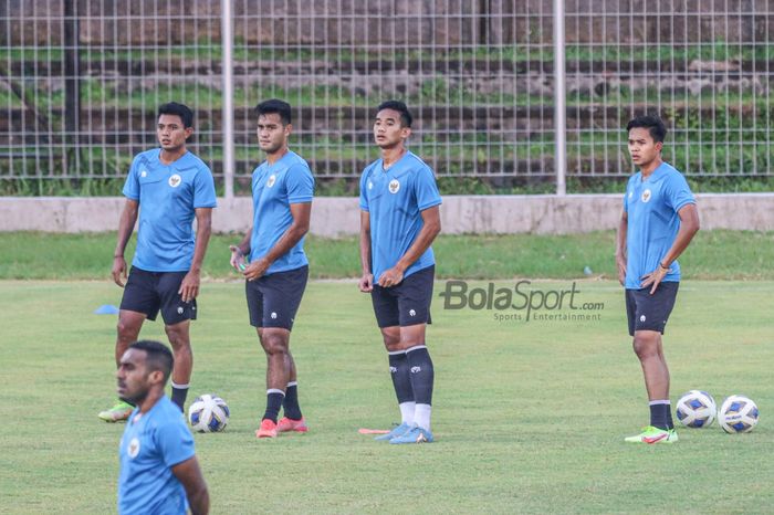 Sejumlah pemain timnas Indonesia yakni Dedik Setiawan, Muhammad Rafli, Rizky Ridho, dan Edo Febriansyah, sedang berlatih di Lapangan Samudra, Bali, 26 Januari 2022.