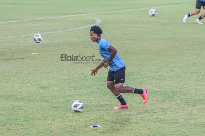 Pemain timnas Indonesia, Ronaldo Kwateh, sedang menguasai bola dalam latihannya di Lapangan Samudra, Bali, 26 Januari 2022.