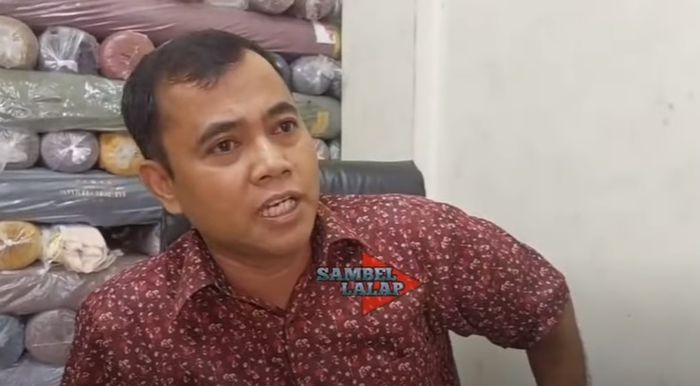 Penjelasan Faisal mengenai kepercayaan orang orang tua dari kampungnya mengenai bapak dan anak yang mirip. 