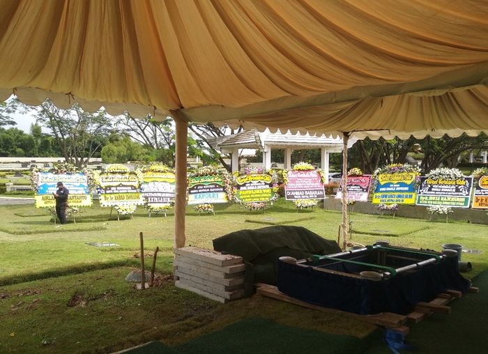 Anak Nurul Arifin, Maura Magnalia Madyaratri, dikebumikan di pemakaman San Diego Hills, Karawang, Jawa Barat, Rabu (26/1/2022). 