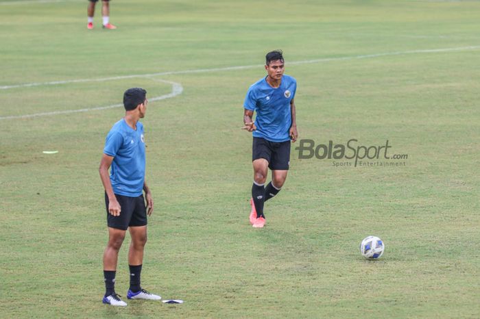 Bek timnas Indonesia, Fachrudin Aryanto, sedang menguasai bola dalam latihannya di lapangan Samudra, Bali, 26 Januari 2022.