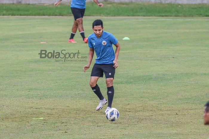 Gelandang timnas Indonesia, Evan Dimas, sedang menguasai bola dalam latihannya di lapangan Samudra, Bali, 26 Januari 2022.