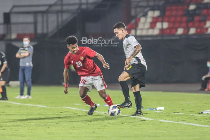 Pemain timnas Indonesia, Ramai Rumakiek (kiri), sedang membayangi salah satu pemain timnas Timor Leste di Stadion Kapten I Wayan Dipta, Gianyar, Bali, 27 Januari 2022.