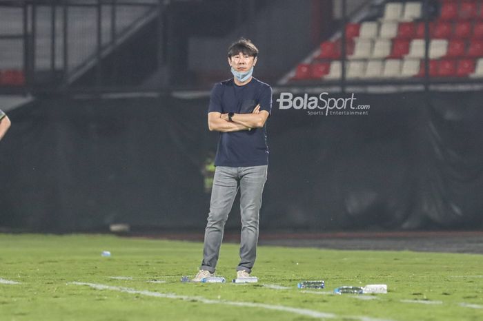 Pelatih timnas Indonesia, Shin Tae-yong, sedang mengamati para pemainnya di Stadion Kapten I Wayan Dipta, Gianyar, Bali, 27 Januari 2022.