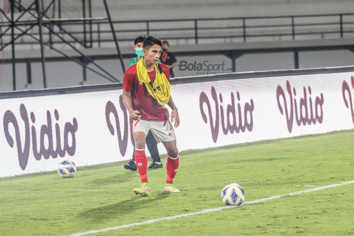 Pemain timnas Indonesia, Marselino Ferdinand, nampak mendapatkan menu latihan tambahan seusai laga pertama FIFA Matchday di Stadion Kapten I Wayan Dipta Gianyar, Bali, 27 Januari 2022.