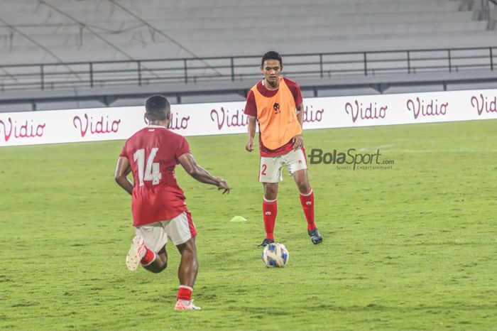 Pemain timnas Indonesia, Achmad Figo Ramdani (kanan) nampak mendapatkan menu latihan tambahan seusai laga pertama FIFA Matchday di Stadion Kapten I Wayan Dipta Gianyar, Bali, 27 Januari 2022.