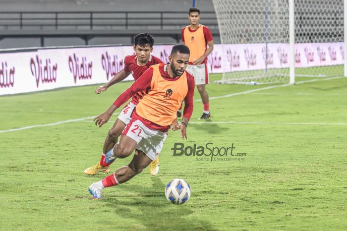 Yabes Roni (depan) dan Bayu Mohamad Fiqri (belakang) nampak mendapatkan menu latihan tambahan seusai laga pertama timnas Indonesia dalam agenda FIFA Matchday di Stadion Kapten I Wayan Dipta Gianyar, Bali, 27 Januari 2022.