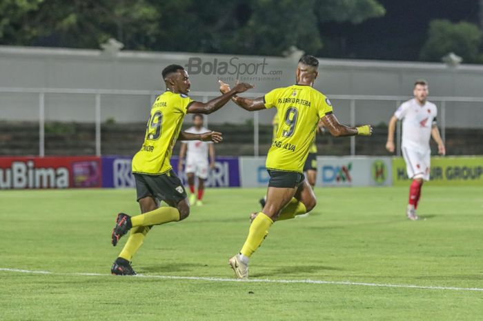 Selebrasi penyerang Barito Putera, Rafael Silva (kanan), seusai mampu mencetak satu gol dalam laga pekan ke-21 Liga 1 2021 di Stadion Kompyang Sujana, Bali, 28 Januari 2022.