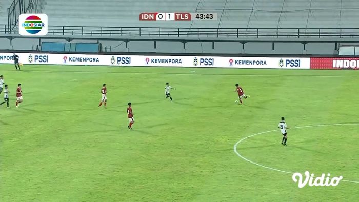 Momen blunder Edo Febriansyah pada laga timnas Indonesia kontra Timor Leste (27/1/2022). 