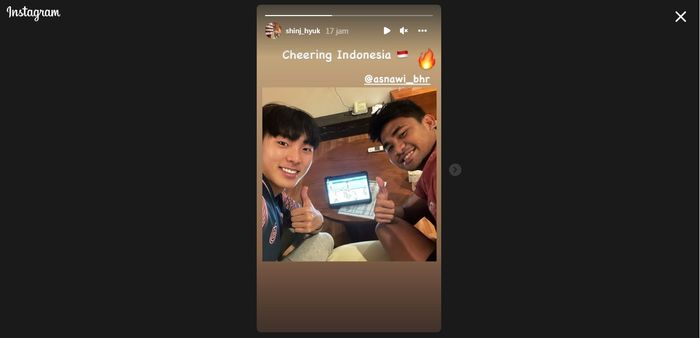 Putra kedua Shin Tae-yong, Shin Jae-hyuk, menonton laga timnas Indonesia Vs Timor Leste bersama Asnawi Mangkualam.
