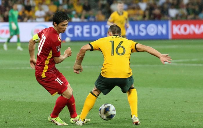 Striker Timnas Vietnam Nguyen Cong Phuong (kiri) berebut bola dengan bek Australia Joel King dalam Kualifikasi Piala Dunia 2020 putaran ketiga zona Asia, Kamis (27/1/2022).