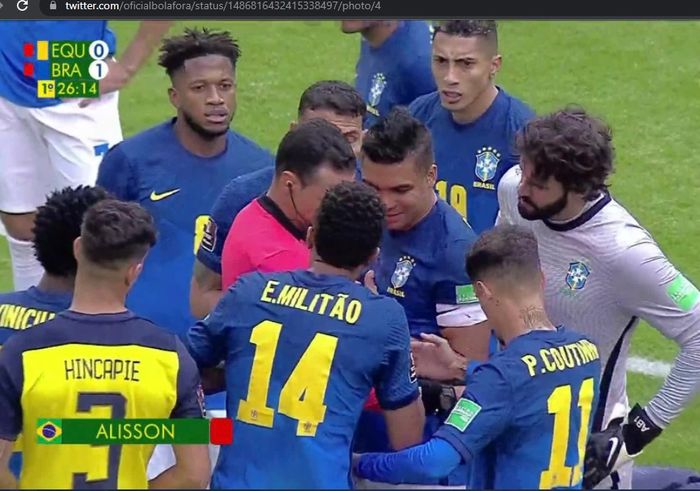 Kiper timnas Brasil, Alisson Becker, sempat mendapat kartu merah saat menghadapi timnas Ekuador. Namun, kartu merah tersebut akhirnya dibatalkan setelah wasit melihat tayangan ulang VAR
