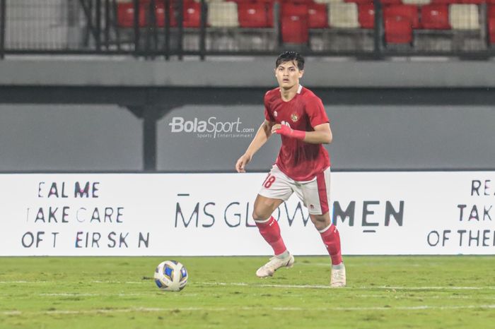 Bek timnas Indonesia, Alfeandra Dewangga, sedang menguasai bola di Stadion Kapten I Wayan Dipta, Gianyar, Bali, 27 Januari 2022.