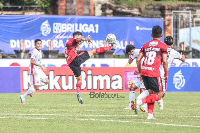 Suasana laga pekan ke-21 Liga 1 2021 antara Bali United versus Borneo FC di Stadion Gelora Ngurah Rai, Bali, 29 Januari 2022.