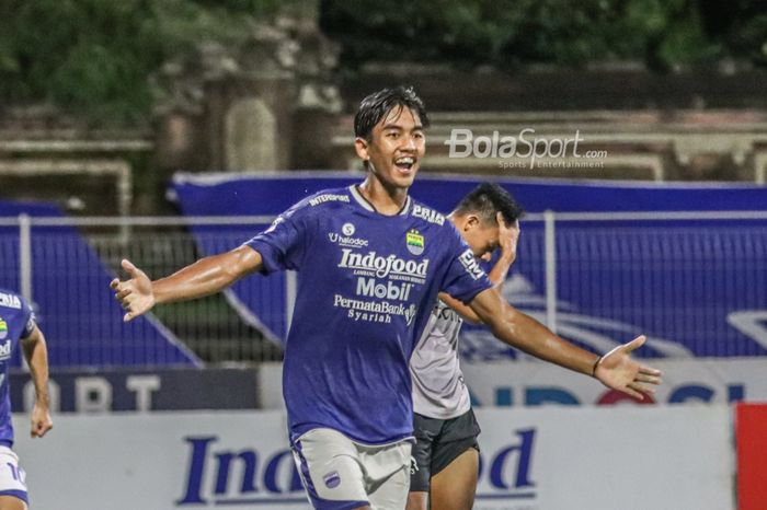 Bek Persib Bandung, Kakang Rudianto (depan), nampak sedang melakukan selebrasi seusai mencetak satu gol dalam laga pekan ke-21 Liga 1 2021 di Stadion Gelora Ngurah Rai, Bali, 29 Januari 2022.