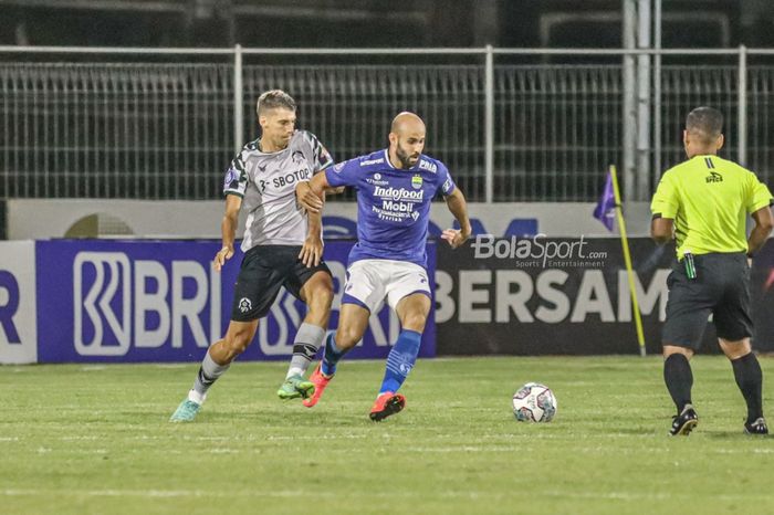 Gelandang Persib Bandung, Mohammed Rashid (kanan), sedang menguasai bola dan dibayangi pemain Tira Persikabo, Sergey Pushnyakov (kiri), dalam laga pekan ke-21 Liga 1 2021 di Stadion Gelora Ngurah Rai, Bali, 29 Januari 2022.