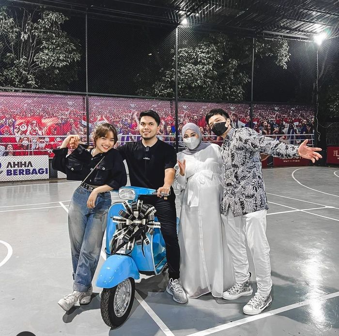 Unggahan Atta Hlilintar saat merayakan ulang tahun Thariq Halilintar bersama Fuji dan Aurel Hermansyah.