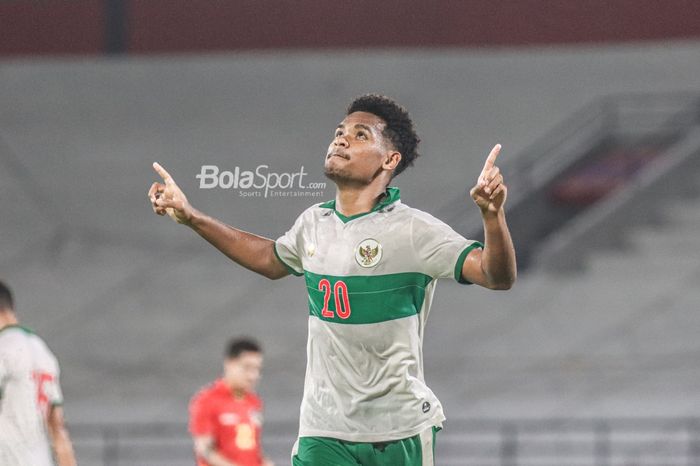 Pemain timnas Indonesia, Ramai Rumakiek, melakukan selebrasi seusai mencetak satu gol dalam laga di Stadion Kapten I Wayan Dipta, Gianyar, Bali, 30 Januari 2022.