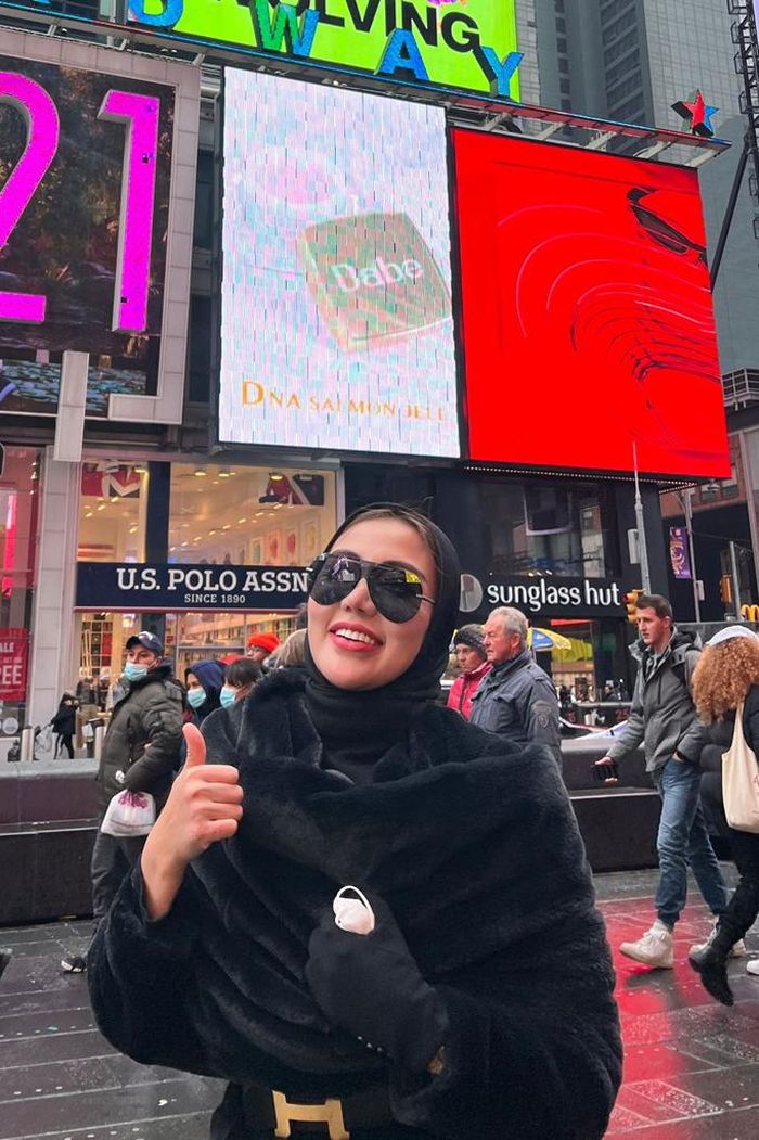 Bella Shofie berada di depan Billboard raksasa Times Square New York.