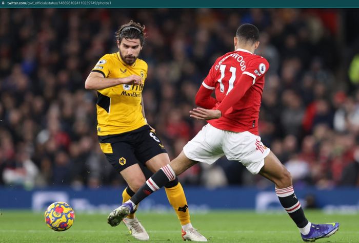 Momen Ruben Neves bermain melawan Mason Greenwood kala Wolverhampton Wanderers berhadapan dengan Manchester United di Liga Inggris.