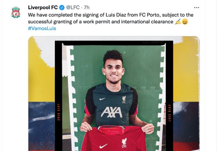 Pemain baru Liverpool, Luiz Diaz, menunjukkan seragam timnya di akun media sosial klub.