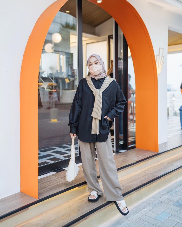 OOTD hijab monochrome ala Ririe Fairus.