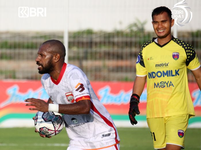 Striker Borneo FC, Boaz Solossa, merayakan gol yang dicetaknya ke gawang Persita Tangerang pada pekan ke-22 Liga 1 2021-2022.