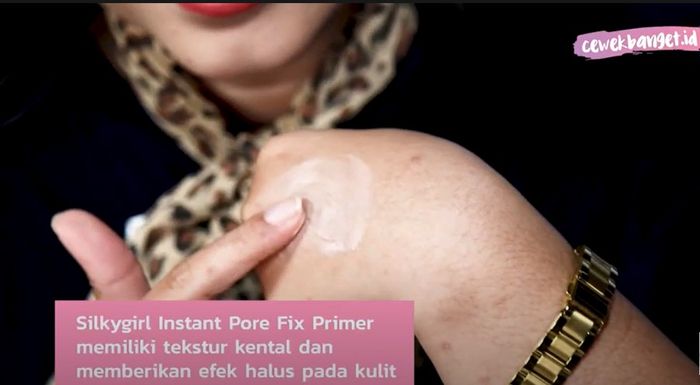 Silkygirl Instan Pore Fix Primer memiliki tekstur kental dan langsung memberikan efek halus pada kulit.