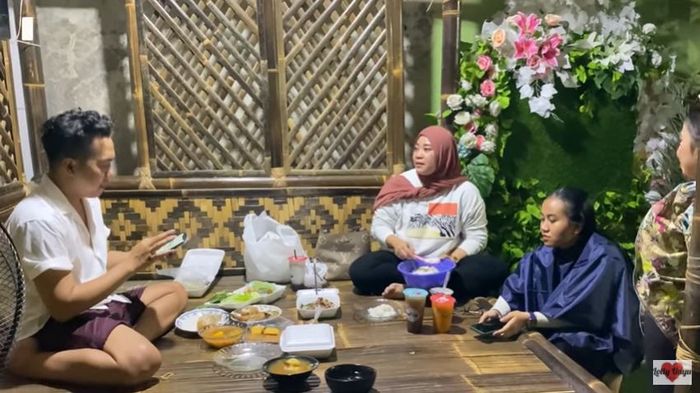 Puput Soedrajat berbagi cerita tentang sifat manja Vanessa Angel.