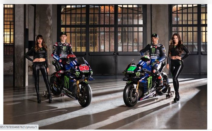 Fabio Quartararo (kiri) dan Franco Morbidelli dalam peluncuran tim Monster Energy Yamaha untuk MotoGP 2022, Jumat (4/2/2022)