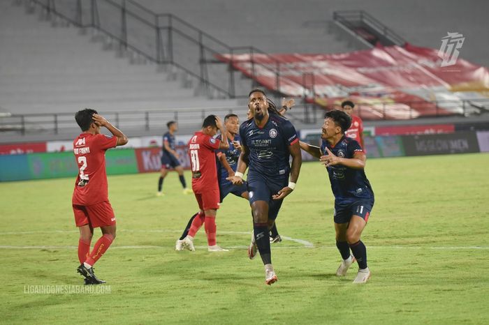 Striker Arema FC, Carlos Fortes melakukan selebrasi usai mencetak gol ke gawang Persija Jakarta.