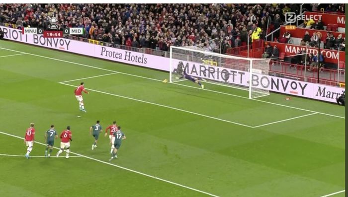 Cristiano Ronaldo gagal cetak gol lewat tendangan penalti saat Manchester United hadapi Middlesbrough di Piala FA (4/2/2022).