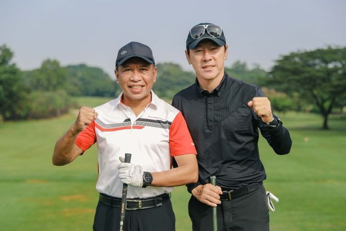 Menpora Zainudin Amali dan pelatih timnas Indonesia Shin Tae-yong bermain golf (4/2/2022). 