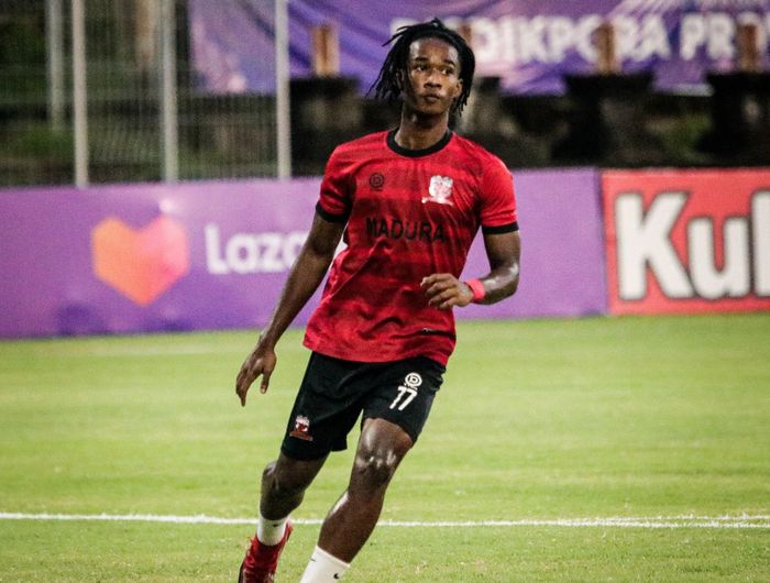Wonderkid timnas Indonesia, Ronaldo Kwateh, saat mengikuti sesi pemanasan jelang Madura United versus Persela Lamongan pada pekan ke-23 Liga 1 2021-2022.