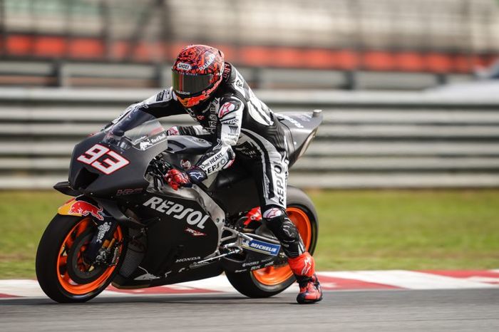 Pembalap Repsol Honda, Marc Marquez, saat menjalani tes pramusim MotoGP di Sirkuit Sepang, Malaysia, 5 Februari 2022.