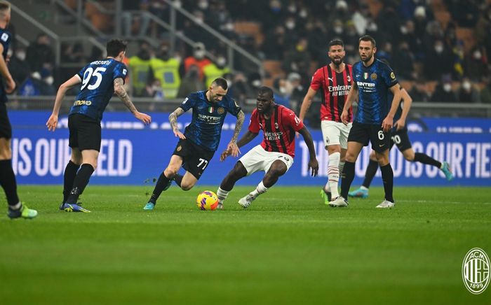 Duel lini tengah antara Marcelo Brozovic dan Franck Kessie pada laga Inter Milan versus AC Milan.