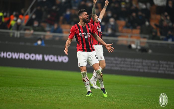 Striker AC Milan, Olivier Giroud, berhasil mencetak dua gol dalam kurun waktu tiga menit yang sekaligus membawa I Rossoneri comeback atas Inter Milan di Liga Italia