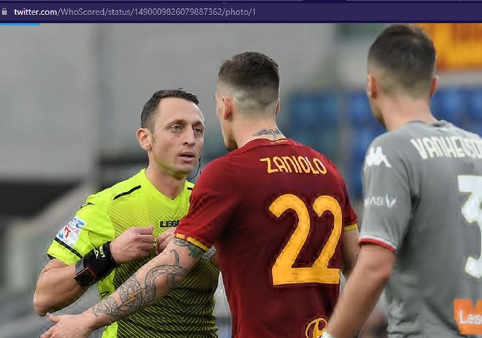 Pemain AS Rom, Nicolo Zaniolo, diganjar kartu merah saat menjamu Genoa di Stadion Olimpico dalam laga pekan ke-24 Liga Italia 2021-2022, Sabtu (5/2/2022) malam WIB. 