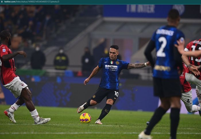 Momen Lautaro Martinez mencoba menembak bola ke arah gawang AC Milan pada laga di Giuseppe Meazza.