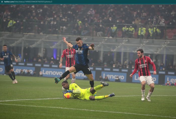 Inter Milan dipaksa menelan kekalahan 1-2 dari AC Milan pada pekan ke-24 Liga Italia 2021-2022.