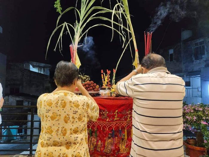 Masyarakat Tionghoa Hokkien melakukan sembahyang Yu Huang Sang Di dengan persembahan dua batang tebu utuh lengkap dengan daunnya.