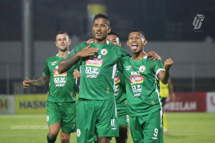 Striker PSS Sleman, Wander Luiz, merayakan golnya ke gawang Barito Putera, Minggu (6/2/2022).