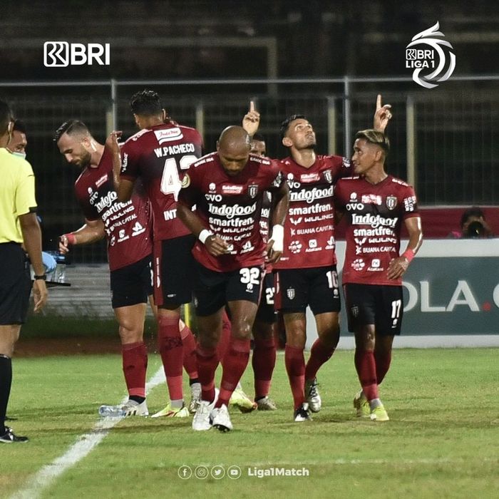 Pemain Bali United merayakan gol yang dicetak oleh Stefano Lilipaly ke gawang PSM Makassar pada pekan ke-23 Liga 1 2021-2022.