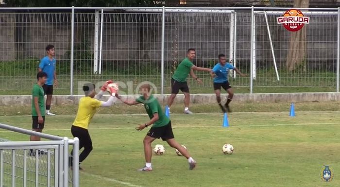 Hari kedua TC timnas U-23 Indonesia pada Senin (7/2/2022) para pemain belum juga lengkap, bahkan hanya ada 1 penjaga gawang di skuad Garuda Muda yakni Cahya Supriadi.