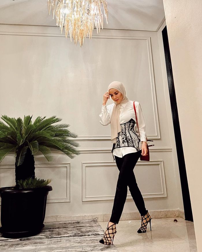 Ide styling kemeja putih ala Olla Ramlan.