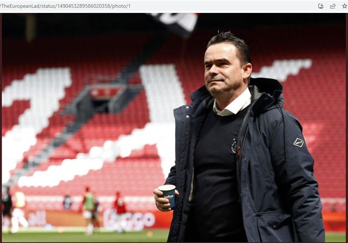 Direktur sepak bola Ajax, Marc Overmars, terkena skandal setelah diketahui mengirim gambar tak senonoh dan memfoto kolega wanita secara diam-diam.